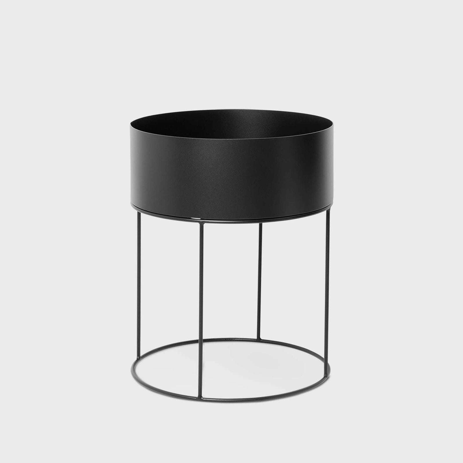 Sleek round plant box with a modern design, made of powder-coated steel, suitable for indoor and outdoor use.