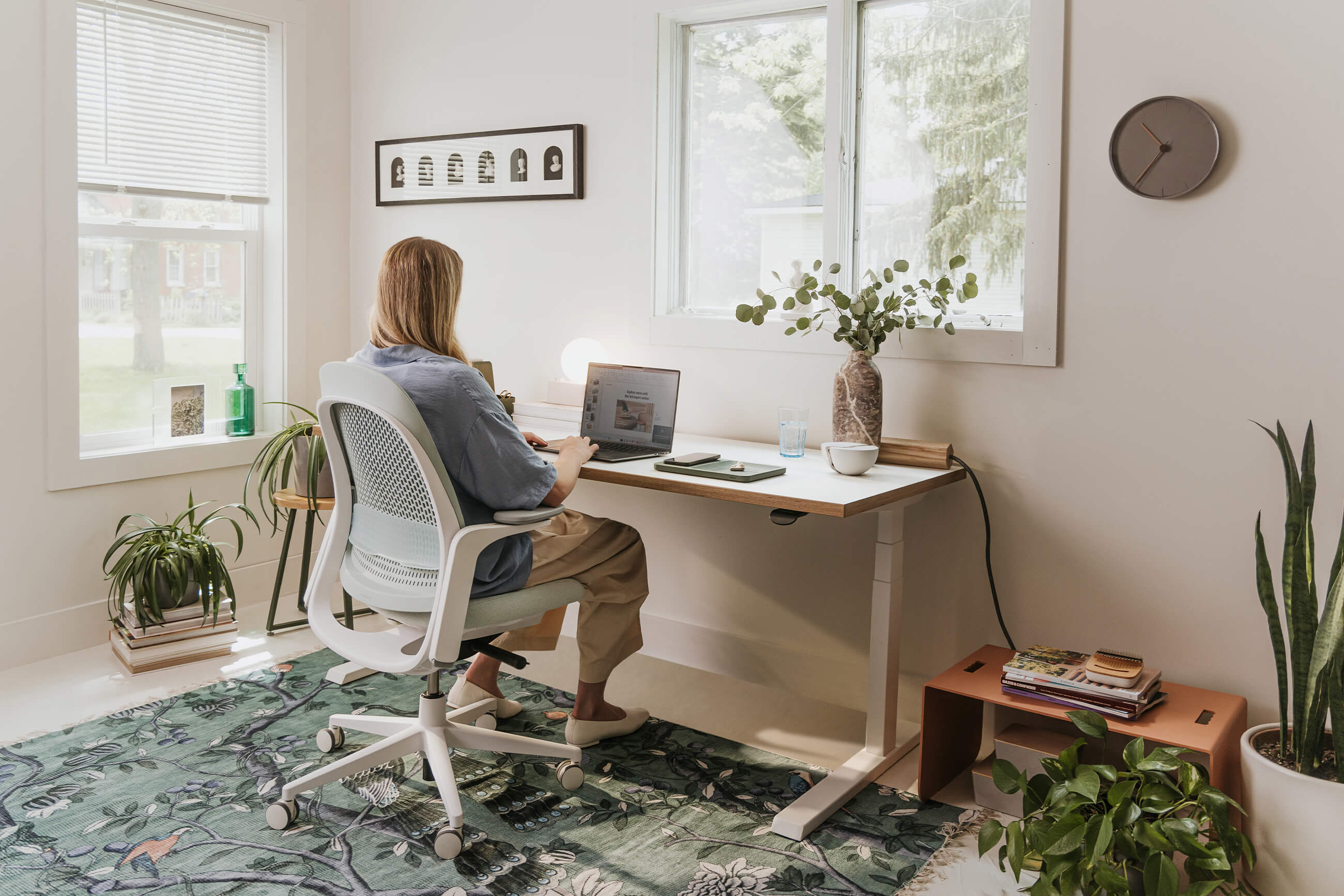 The Ideal Desk Height: Ergonomic Guide for Sitting & Standing